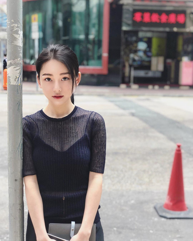 Khi loạt ảnh của Lee vừa xuất hiện trên các diễn đàn, nhiều người nhầm tưởng cô là ca sĩ thần tượng hoặc diễn viên nổi tiếng. Hầu hết bình luận đều khen ngợi nét đẹp thuần khiết của nữ sinh và tỏ ra tò mò về danh tính của cô.