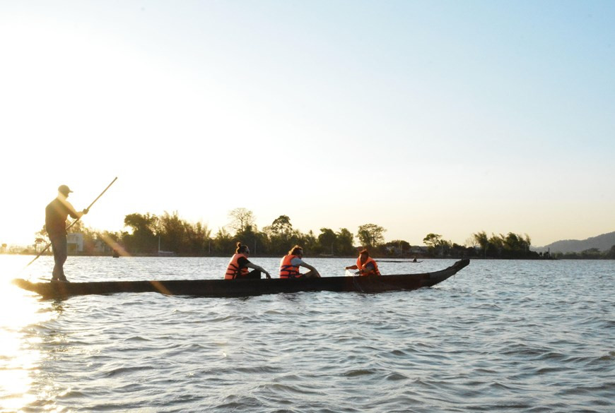 Du khách trải nghiệm đánh cá khi hoàng hôn buông xuống Hồ Lắk.