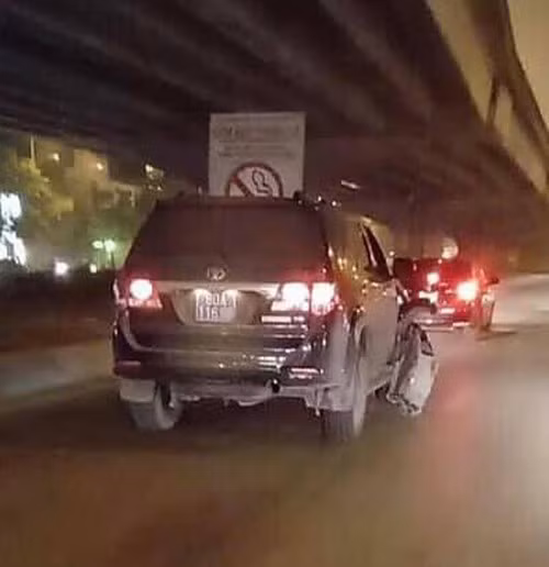 Chiếc xe biển xanh 80A gây tai nạn - Ảnh cắt từ clip