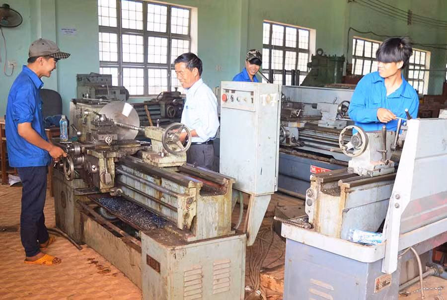 Học nghề công nghệ ô tô ở Trường Cao đẳng Nghề Gia Lai. Ảnh: Đ.Y