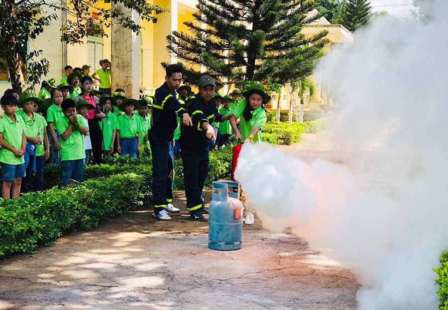 Học viên thực hành dập tắt đám cháy do rò rỉ bình ga. Ảnh: T.B