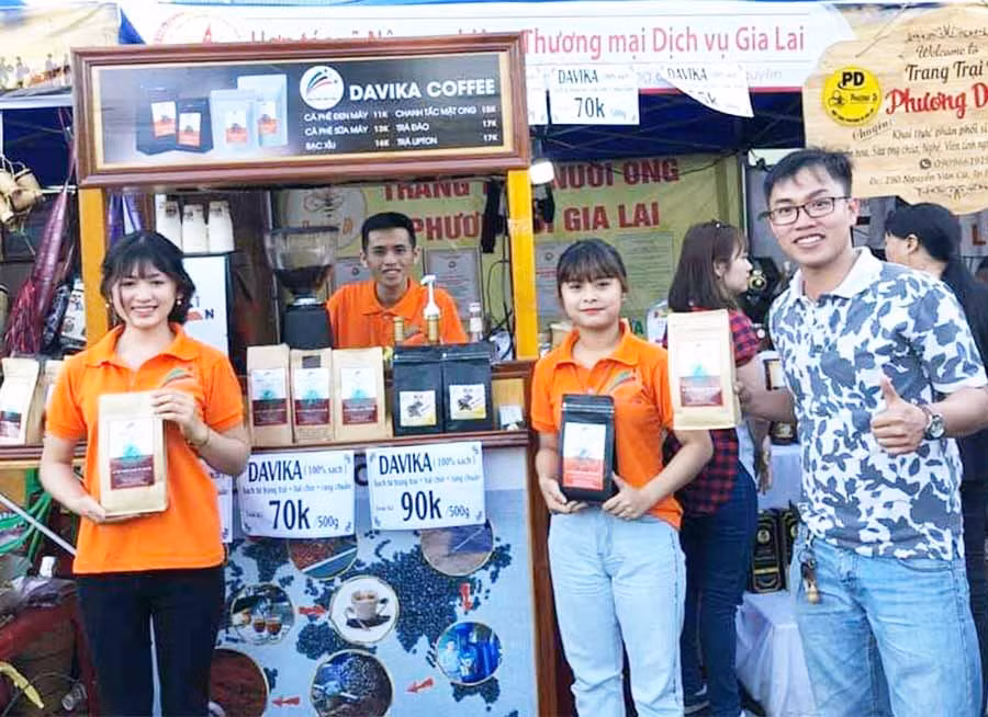 Các thành viên CLB Khởi nghiệp nông nghiệp Gia Lai tích cực tham gia các hoạt động xúc tiến thương mại. Ảnh: S.C