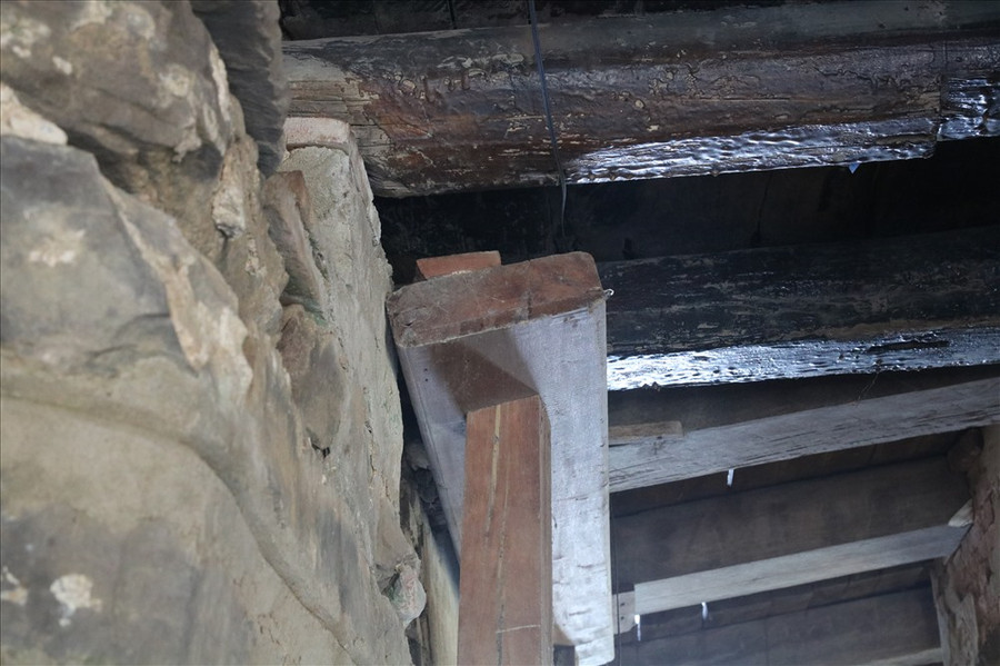 Các kết cấu của Chùa Cầu được chống đỡ bằng các thanh gỗ. Ảnh: Đ.V