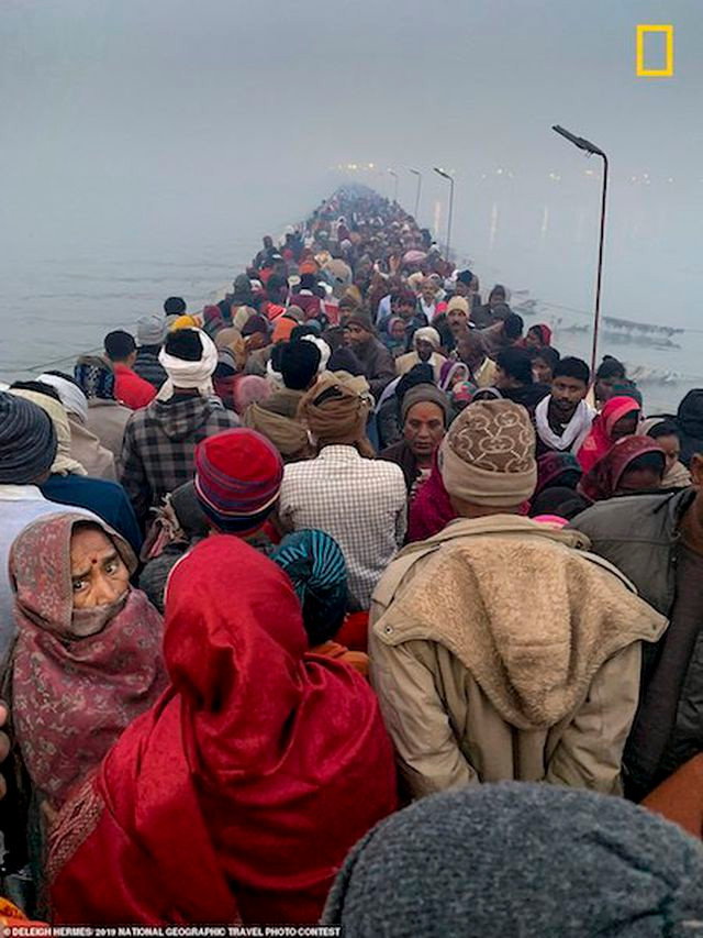 Những người hành hương Hindu đi bộ qua cây cầu băng qua sông Hằng ở Ấn Độ để đến Triveni Sangam. Deleigh Hermes nói về bức ảnh của mình: “Sangam là nơi hội tụ của sông Hằng, sông Yamuna và sống Saraswati. Hàng triệu người đến từ khắp nơi trên Ấn Độ để tắm và làm sạch cơ thể tại Sangam”.