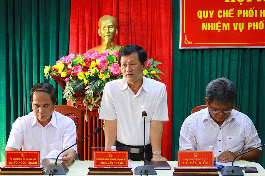 Chủ tịch HĐND tỉnh Dương Văn Trang gợi ý một số nội dung thảo luận tại hội nghị. Ảnh: Hồng Thi