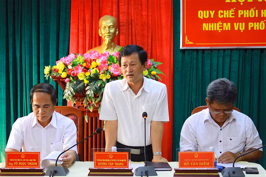 Chủ tịch HĐND tỉnh Dương Văn Trang gợi ý một số nội dung thảo luận tại hội nghị. Ảnh: Hồng Thi