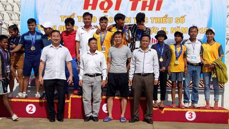 VĐV cà kheo của đoàn thể thao Gia Lai trên bục nhận HCV. Ảnh: Đặng Quốc Bá VĐV cà kheo của đoàn thể thao Gia Lai trên bục nhận HCV, Ảnh: Đặng Quốc Bá