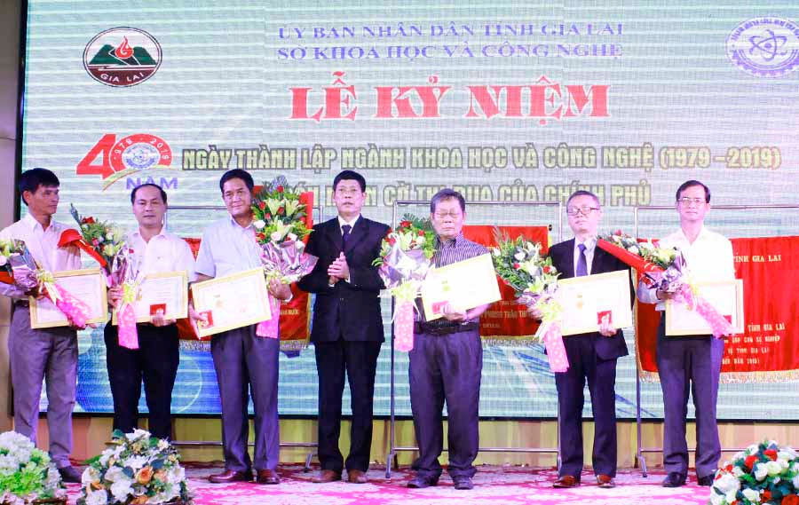 Các cá nhân vinh dự nhận Kỷ niệm chương “Vì sự nghiệp khoa học và công nghệ”.