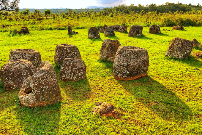 Phần lớn chuyên gia khảo cổ tin chúng là những bình đựng di cốt. Năm 1930, một chuyên gia từ Pháp kết luận rằng chum đá liên quan tới nghi thức an táng thời tiền sử. Cuộc khai quật của các nhà khảo cổ Lào và Nhật trong nhiều năm đã giúp củng cố giả thuyết này khi phát hiện nhiều hài cốt, đồ bồi táng và gốm sứ quanh những chiếc chum đá. Phần lớn chuyên gia khảo cổ tin chúng là những bình đựng di cốt. Năm 1930, một chuyên gia từ Pháp kết luận rằng chum đá liên quan tới nghi thức an táng thời tiền sử. Cuộc khai quật của các nhà khảo cổ Lào và Nhật trong nhiều năm đã giúp củng cố giả thuyết này khi phát hiện nhiều hài cốt, đồ bồi táng và gốm sứ quanh những chiếc chum đá.
