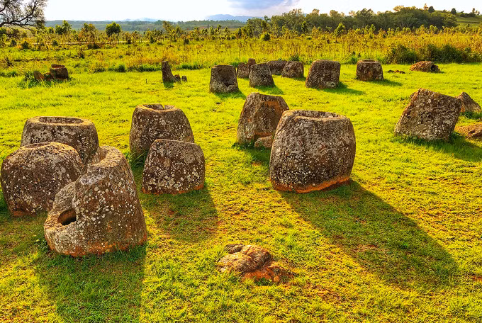Phần lớn chuyên gia khảo cổ tin chúng là những bình đựng di cốt. Năm 1930, một chuyên gia từ Pháp kết luận rằng chum đá liên quan tới nghi thức an táng thời tiền sử. Cuộc khai quật của các nhà khảo cổ Lào và Nhật trong nhiều năm đã giúp củng cố giả thuyết này khi phát hiện nhiều hài cốt, đồ bồi táng và gốm sứ quanh những chiếc chum đá. Phần lớn chuyên gia khảo cổ tin chúng là những bình đựng di cốt. Năm 1930, một chuyên gia từ Pháp kết luận rằng chum đá liên quan tới nghi thức an táng thời tiền sử. Cuộc khai quật của các nhà khảo cổ Lào và Nhật trong nhiều năm đã giúp củng cố giả thuyết này khi phát hiện nhiều hài cốt, đồ bồi táng và gốm sứ quanh những chiếc chum đá.
