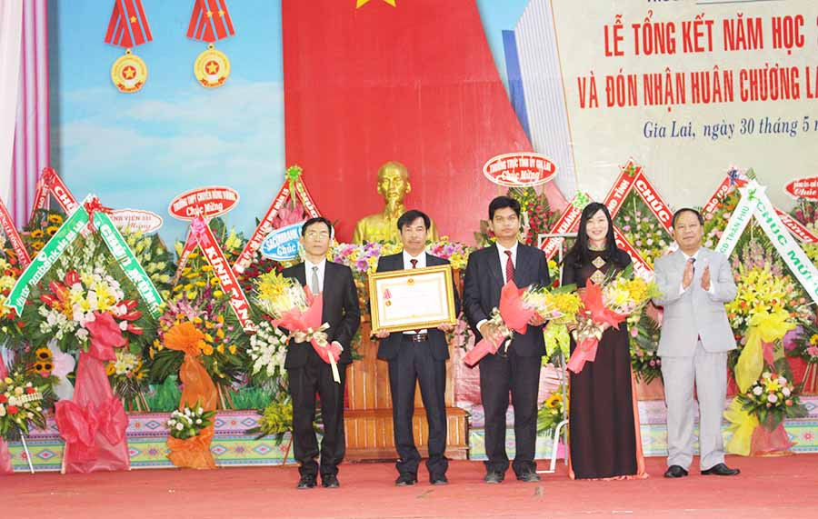 Phó Bí thư Tỉnh ủy Châu Ngọc Tuấn trao Huân chương lao động hạng nhì cho Trường Phổ thông dân tộc nội trú tỉnh. Ảnh: N.G