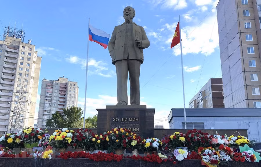 Tượng đài Bác Hồ ở quảng trường mang tên Bác ở thành phố Ulianovsk - quê hương của Lenin. (Ảnh: Tâm Hằng/TTXVN)