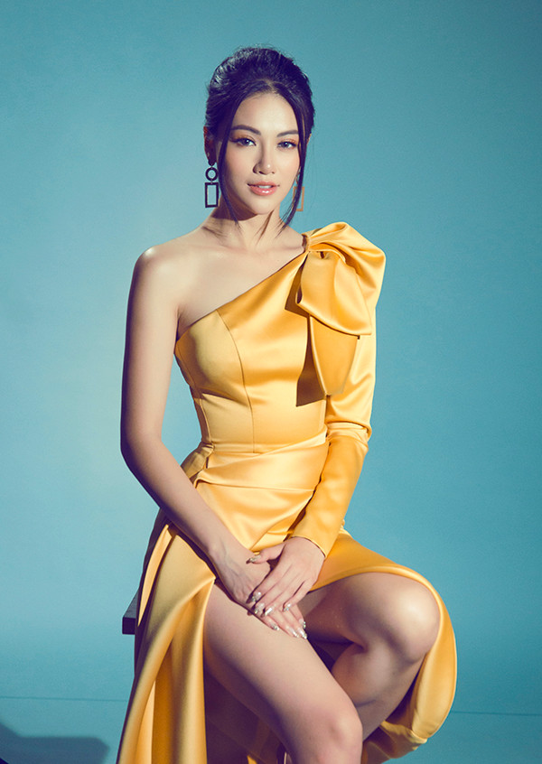 Trong làng mốt Việt, các mẫu váy dạ tiệc của Nguyễn Hà Nhật Huy được nhiều người đẹp như hoa hậu Phương Khánh, siêu mẫu Anh Thư, hoa hậu Diễm Hương... ưa chuộng. Trong làng mốt Việt, các mẫu váy dạ tiệc của Nguyễn Hà Nhật Huy được nhiều người đẹp như hoa hậu Phương Khánh, siêu mẫu Anh Thư, hoa hậu Diễm Hương... ưa chuộng.