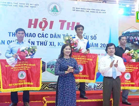  Đoàn Gia Lai (ngoài cùng, bên phải) trên bục nhận cờ thứ 3 toàn đoàn. Ảnh: Minh Vỹ