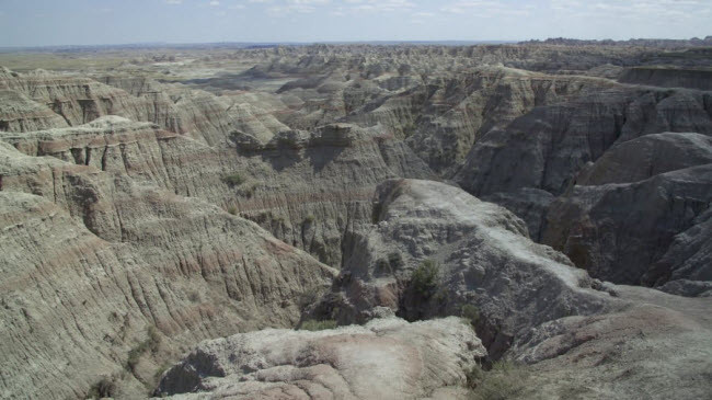 Badlands, Mỹ: Được đặt tên bởi bộ tộc bản địa Lakota, vùng đất Badlands ở bang South Dakota nổi tiếng với các cánh đồng hóa thạch rộng lớn. 