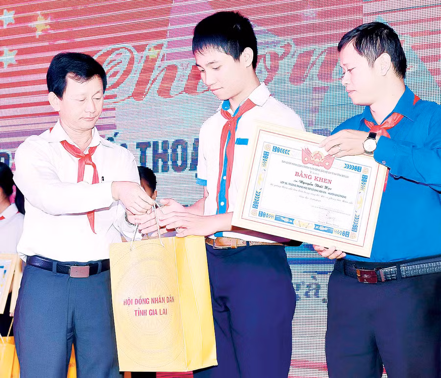  Đồng chí Dương Văn Trang (bìa trái)-Ủy viên Ban Chấp hành Trung ương Đảng, Bí thư Tỉnh ủy, Chủ tịch HĐND tỉnh trao quà của HĐND tỉnh cho thiếu nhi tiêu biểu có hành động đẹp, việc làm tốt. Ảnh: Đức Thụy