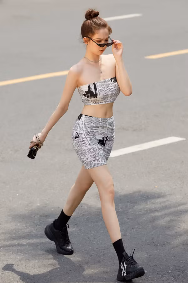 Kiểu áo khoe trọn vai trần, eo thon với nhiều sắc màu, họa tiết giúp phong cách dạo phố mùa hè của Ngọc Trinh thêm cuốn hút.