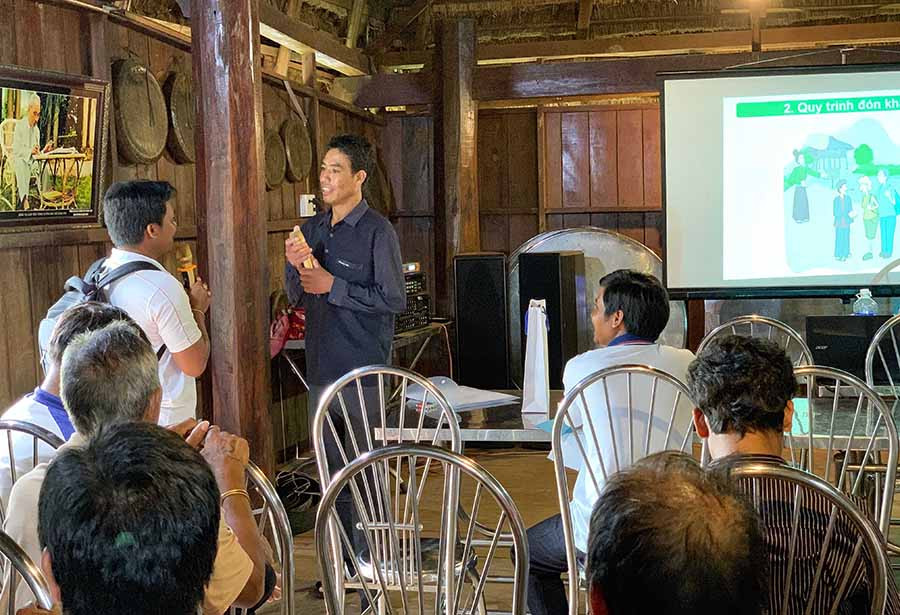  Người dân làng Ốp (TP. Pleiku)được hướng dẫn cách làm du lịch. Ảnh: H.N