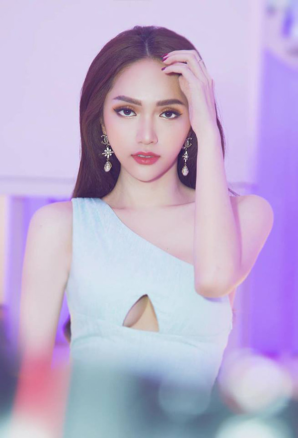 Chi tiết cut-out hình tam giác nhẹ nhàng nhưng mang lại hiệu quả cao trong việc tạo điểm nhấn bắt mắt cho bộ cánh mùa hè. Chi tiết cut-out hình tam giác nhẹ nhàng nhưng mang lại hiệu quả cao trong việc tạo điểm nhấn bắt mắt cho bộ cánh mùa hè.