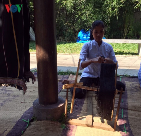 Chị Ka Thoa - 34 tuổi nhưng đã có hơn 20 năm làm nghề thổ cẩm.  Chị Ka Thoa - 34 tuổi nhưng đã có hơn 20 năm làm nghề thổ cẩm.