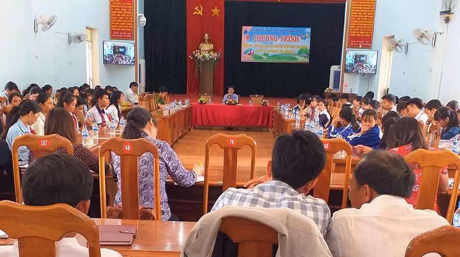  Đại biểu HĐND huyện Đak Đoa đối thoại với trẻ em trên địa bàn. Ảnh: Đ.Y