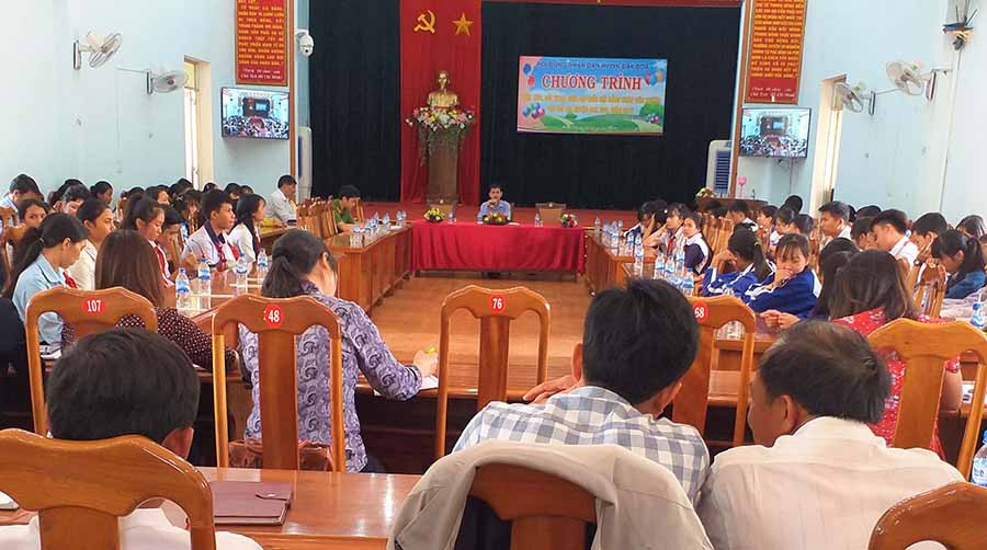  Đại biểu HĐND huyện Đak Đoa đối thoại với trẻ em trên địa bàn. Ảnh: Đ.Y