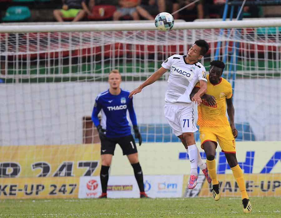  Sự trở lại của A Hoàng (số 71) giúp hàng thủ HAGL thêm vững chắc. Ảnh: M.V