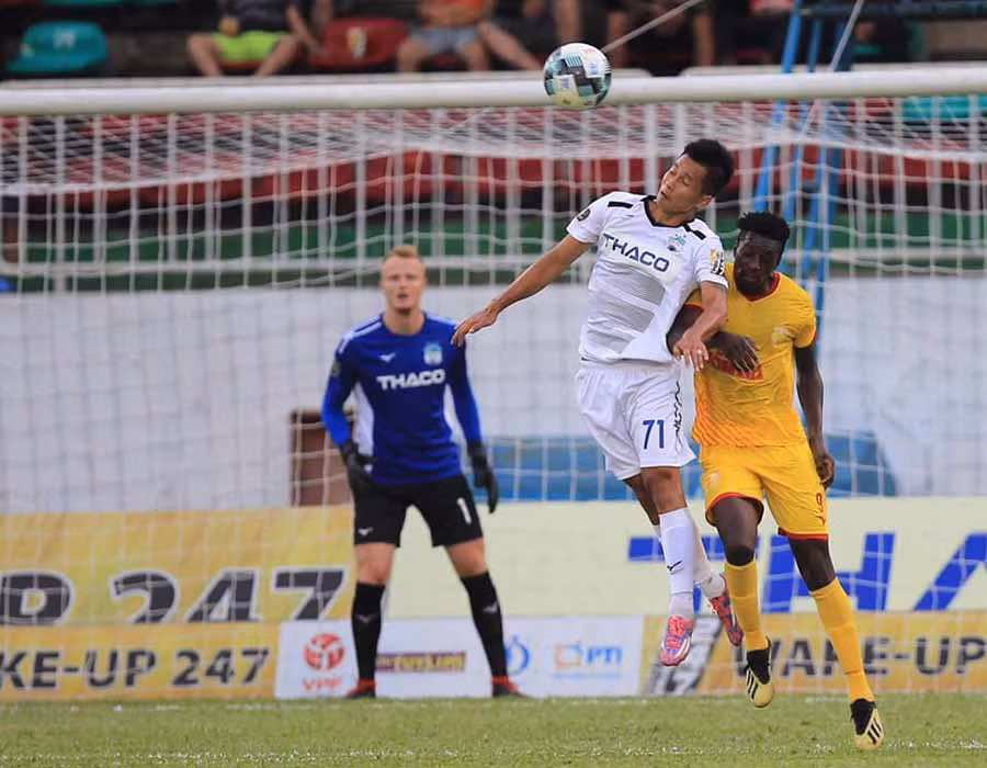  Sự trở lại của A Hoàng (số 71) giúp hàng thủ HAGL thêm vững chắc. Ảnh: M.V