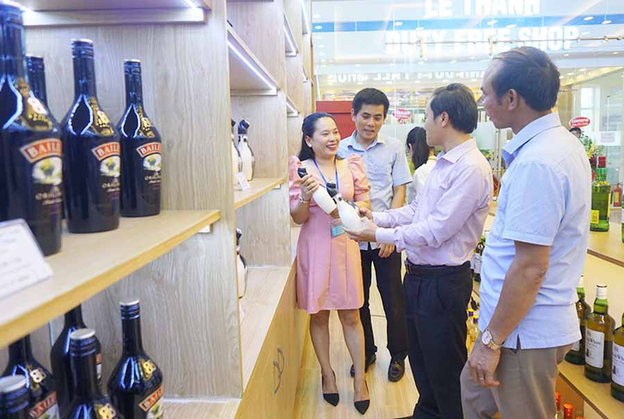  Gian hàng miễn thuế tại Khu Kinh tế Cửa khẩu Quốc tế Lệ Thanh. Ảnh: K.L