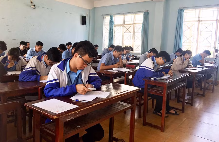  Học sinh Trường THPT chuyên Hùng Vương trong giờ thi thử môn Toán. Ảnh: N.G