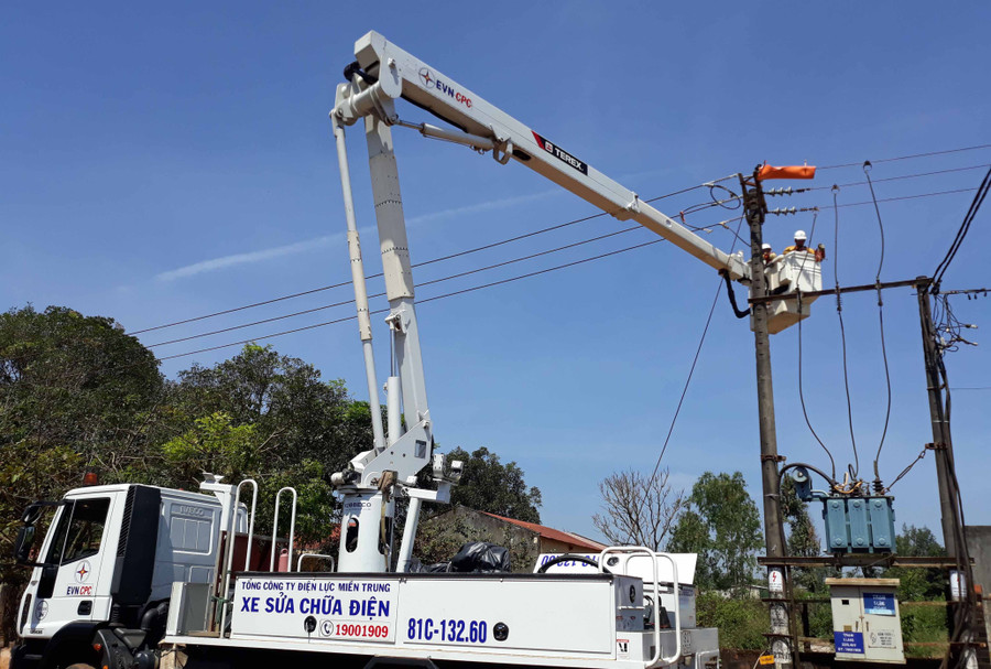 Cải tạo và nâng lưới điện.Ảnh: Ngọc Sang