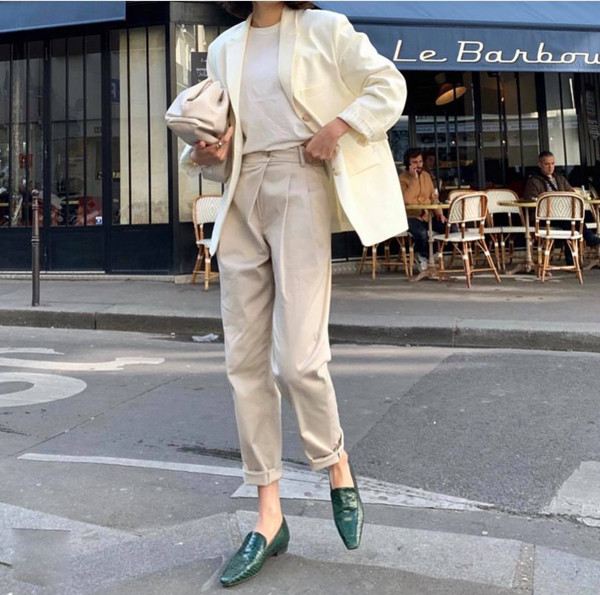 Quần ống côn tông màu đơn sắc thường được mix cùng áo thun trơn, blazer dáng rộng nhằm tôn nét hiện đại cho người mặc.