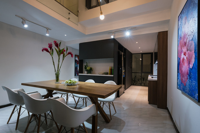  Tầng hai là các không gian được thiết kế mở. Phòng ăn và bếp liên thông nằm ở nửa phía sau ngôi nhà.