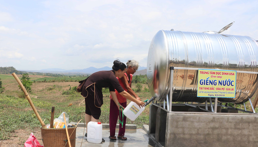 Nguồn nước giếng khoan giúp người dân vơi bớt nỗi lo thiếu nước sinh hoạt vào mùa khô. Ảnh: Ngọc Minh