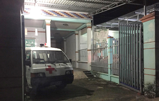 Xe cứu thương được điều tới căn nhà nơi xảy ra vụ việc. Ảnh: Nguyễn Hoàng.