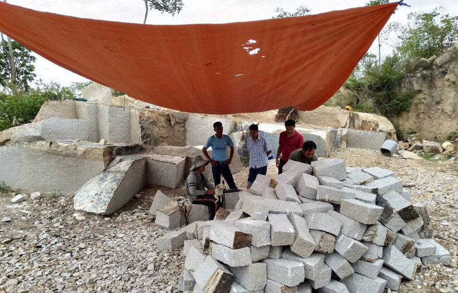  Hiện trường nơi khai thác đá. Ảnh: Hoàng Hiền 