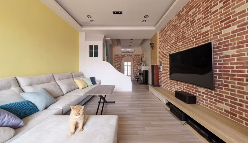 Ngôi nhà gồm 4 tầng nhưng do những đứa trẻ còn nhỏ nên chủ nhân chỉ tập trung xây dựng tầng 1 và 2, tầng 3 và 4 sẽ để dành khi những đứa trẻ lớn lên.