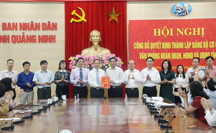 Đồng chí Vũ Văn Diện, Chủ nhiệm Ủy ban Kiểm tra Tỉnh ủy, Bí thư Đảng ủy Khối các cơ quan tỉnh trao Quyết định thành lập cho Đảng bộ Cơ quan Văn phòng Đoàn ĐBQH, HĐND &UBND tỉnh Quảng Ninh