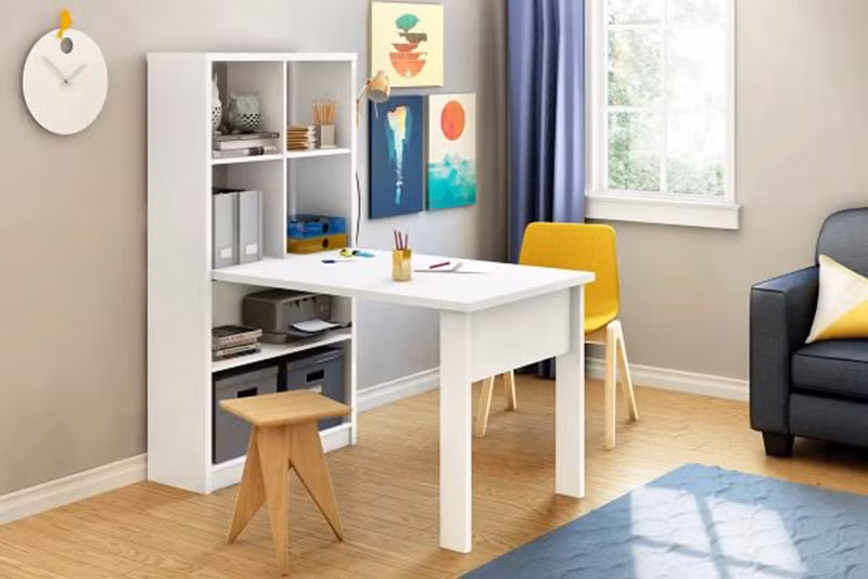 Bàn làm việc gắn liền với giá sách, tiết kiệm diện tích nhà ở. 