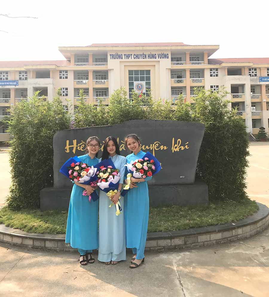  Em Phan Anh Thư (bìa phải) cùng các bạn trong đội tuyển học sinh giỏi quốc gia môn Ngữ văn. Ảnh: P.L