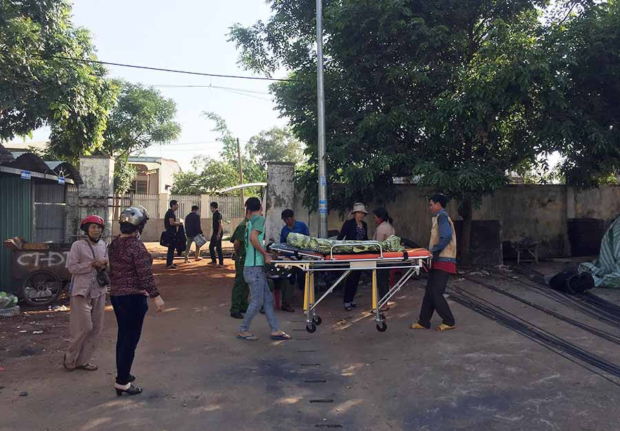 Lực lượng Công an đã tiến hành khám nghiệm tử thi nạn nhân. Ảnh: V.N