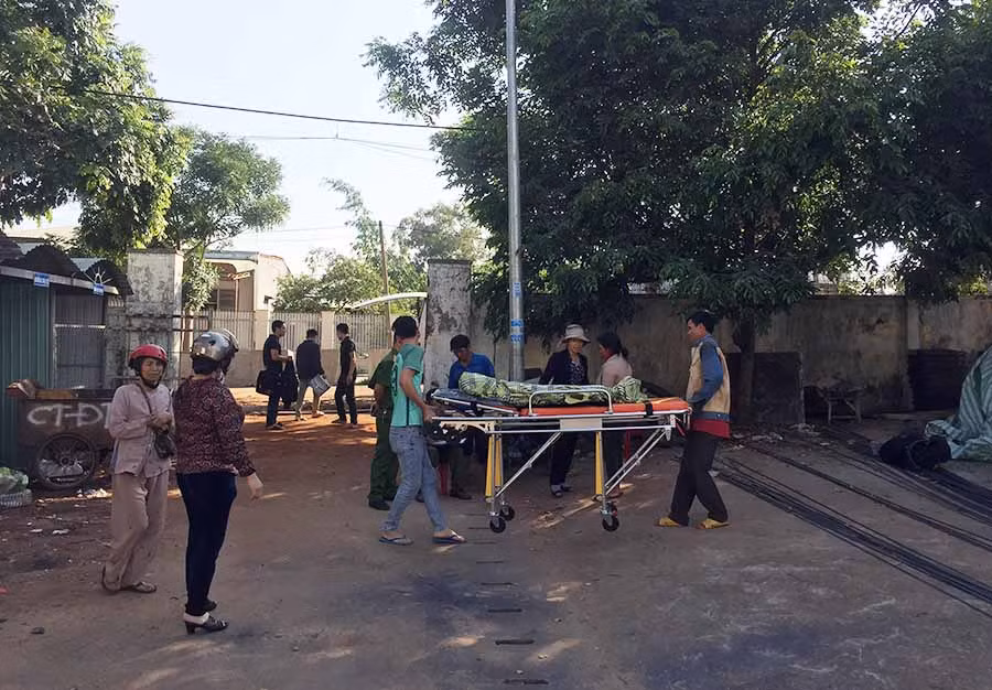 Lực lượng Công an đã tiến hành khám nghiệm tử thi nạn nhân. Ảnh: V.N