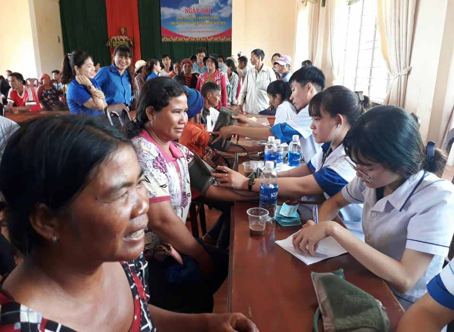 Các y-bác sĩ Câu lạc bộ Thầy thuốc trẻ tỉnh Gia Lai khám bệnh cho người dân. Ảnh: Phan Lài