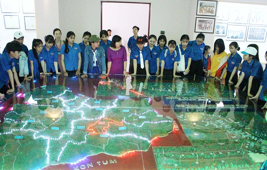  Cô trò Trường THPT Phạm Văn Đồng (huyện Ia Grai) tham quan, học tập tại Bảo tàng tỉnh. Ảnh: N.B