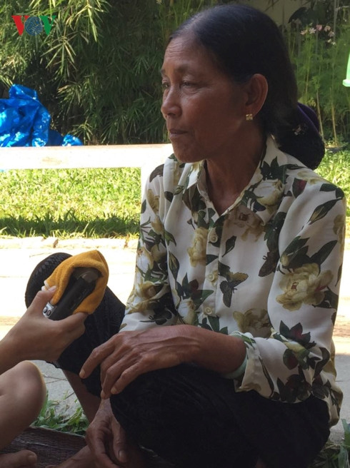 Bà KA Phe- Dân tộc Mạ người truyền nghề dệt thổ cẩm cho lớp trẻ. Bà KA Phe- Dân tộc Mạ người truyền nghề dệt thổ cẩm cho lớp trẻ.