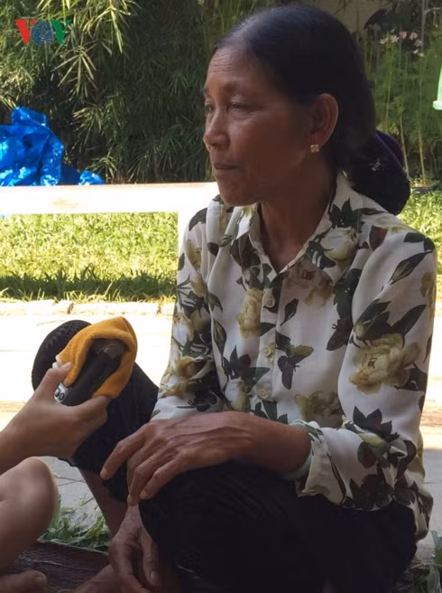 Bà KA Phe- Dân tộc Mạ người truyền nghề dệt thổ cẩm cho lớp trẻ.