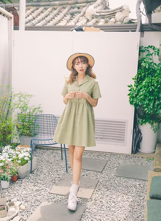  Nếu yêu style trẻ trung, xinh xắn, các nàng có thể lựa những kiểu váy ngắn, cổ vest để phối cùng mũ nan, giầy đế bệt.