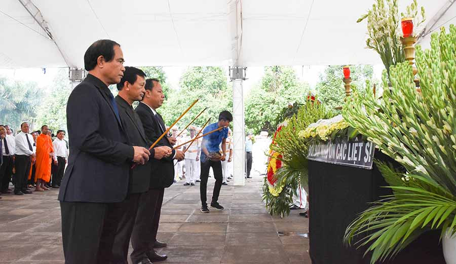 Lãnh đạo tỉnh thắp hương cầu mong hương hồn các liệt sĩ được siêu thoát