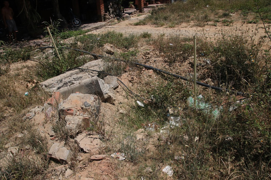 Mặt bằng đã được bàn giao nhưng đơn vị thi công vẫn chây ì, tiểu mục mọc đầy cỏ dại. Ảnh: P.V