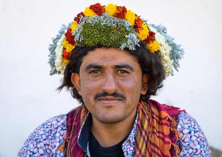  Hàng thế kỷ qua, hậu duệ của các bộ tộc Tihama và Asir là những người yêu thích đội hoa trên đầu. Nhiếp ảnh gia Eric chia sẻ, khi thấy anh, điều đầu tiên một người dân làm là đặt ngay vòng hoa lên đầu anh như để nói lời chào.